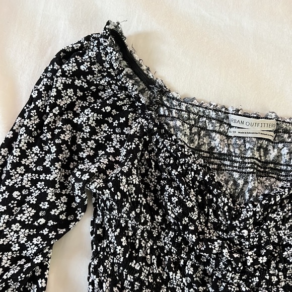 Cropped, flowy, black and white urban outfitters longsleeve top - Picture 4 of 6